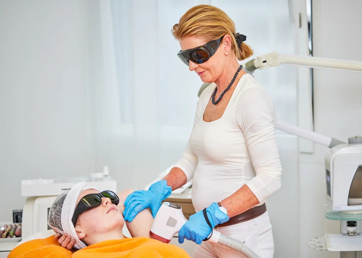 Laserbehandlung im Kosmetikstudio estetica